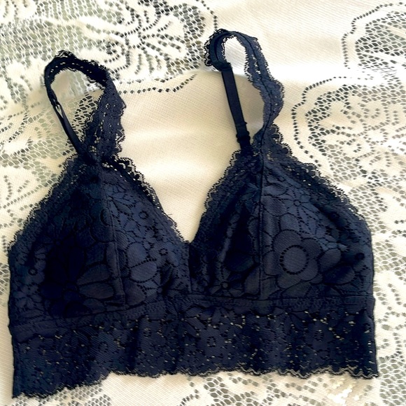 Elegant Black Lace Bralette - Picture 9 of 9